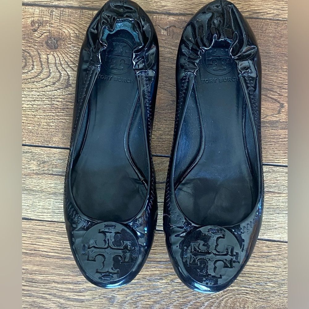 Tori Burch Black Patent Leather Ballet Slipper Shoe. Size 6.5.
